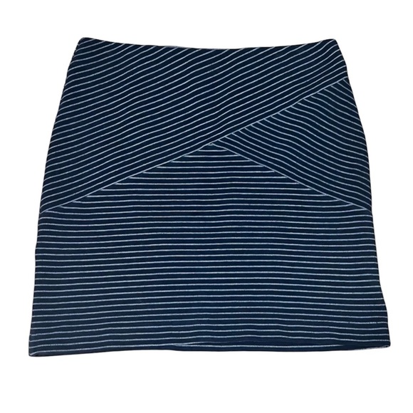 J Jill Ponte Pencil Skirt Size Medium stretchy short classic - Picture 1 of 10